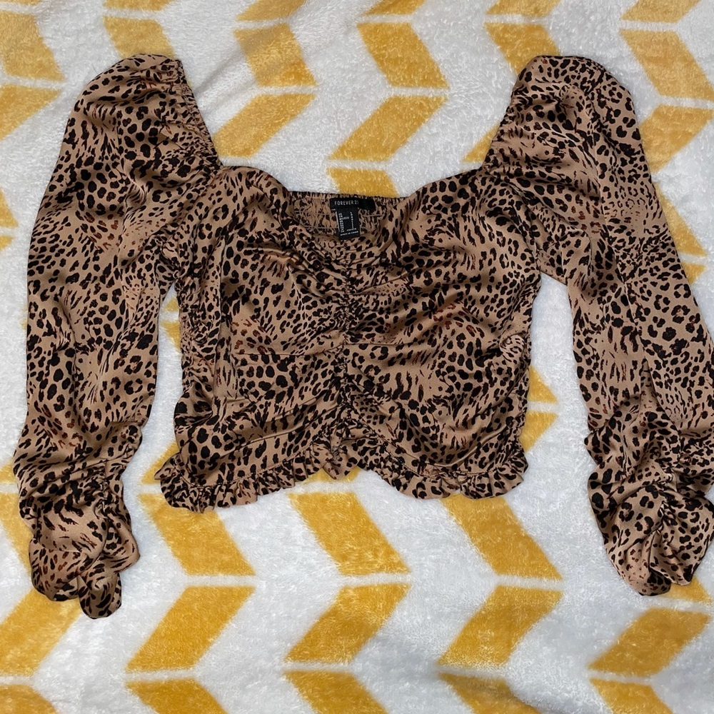 Ruched leopard print crop top
